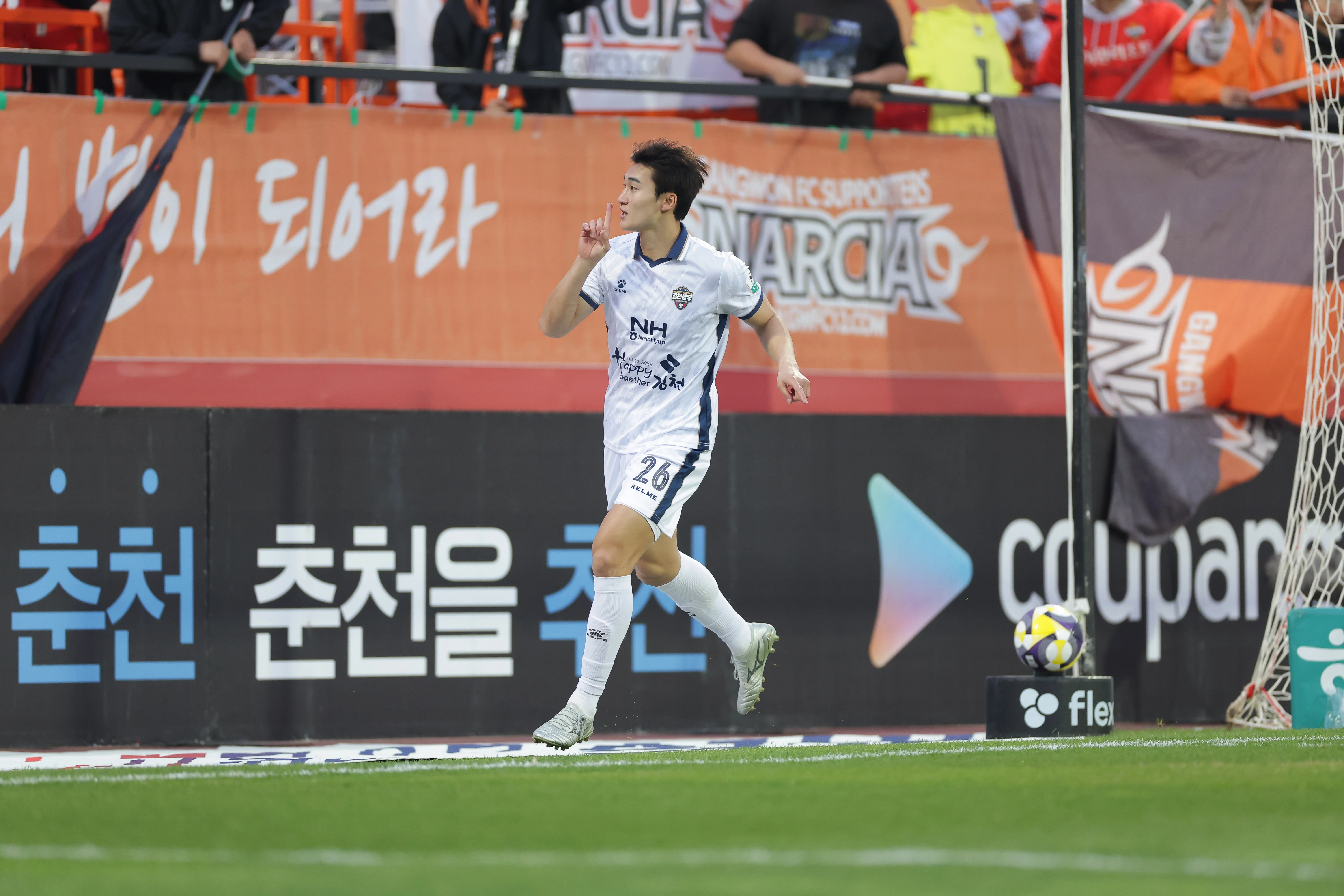 The K League 1 Wrap Up Pohang Steelers Steady Form Continues Gimcheon Sangmu Win Big and Jeonbuk Edge Closer to First Place