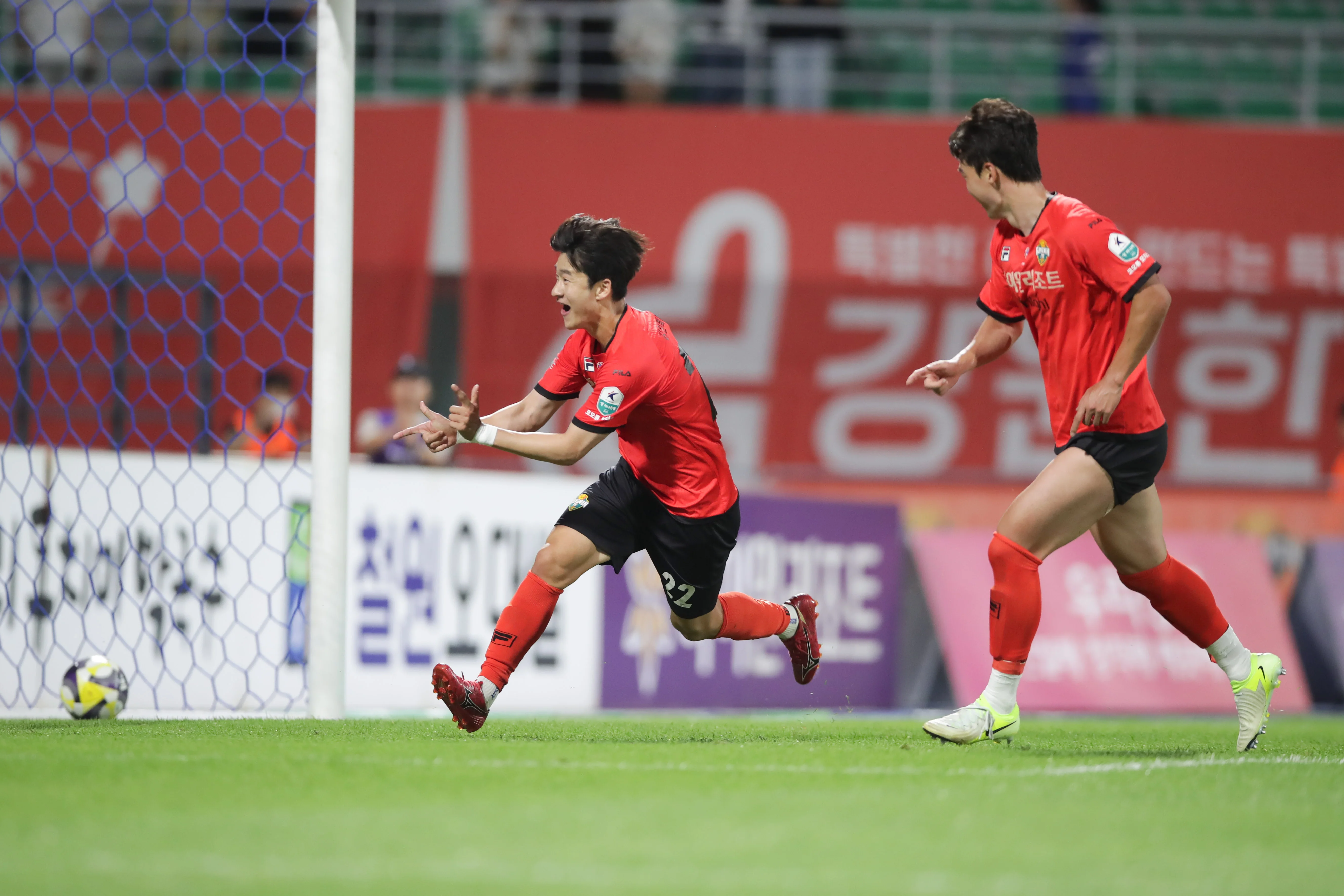 The K League 1 Wrap Up Gangwon FC Win in Gangneung The Top Two Earn Comeback Draws and Gimcheon Sangmu Keep Momentum